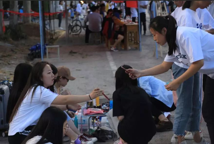 走过路过不要错过摆地摊视频,走过路过不要错过小商品商场