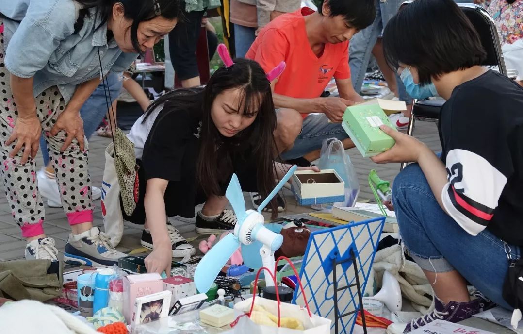 走过路过不要错过摆地摊视频,走过路过不要错过小商品商场
