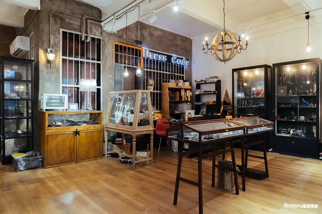 当你拿称重算钱的银饰比较之后，你就知道手工银饰贵在哪里