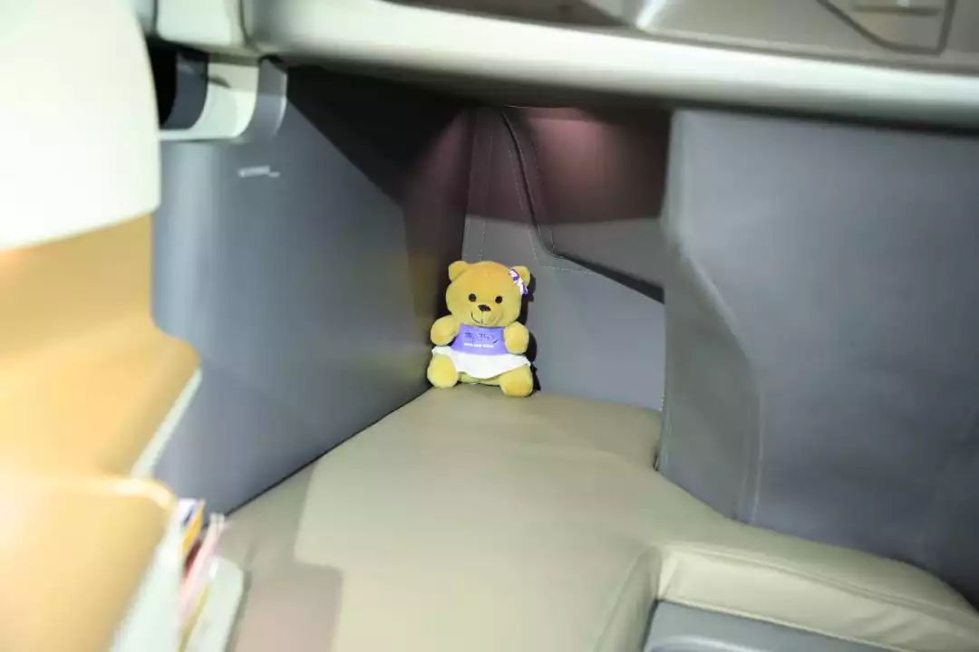 体验19个小时飞机,体验时间最长的航班