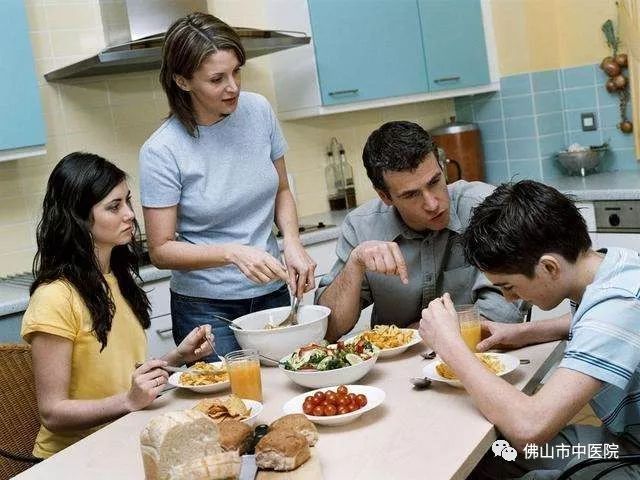 吵架生气就会胃痛怎么回事,吃完饭吵架胃疼