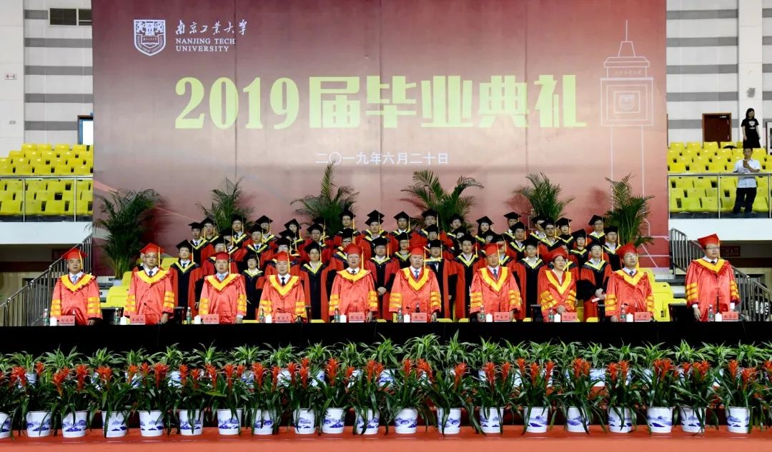 我们毕业了的感人事件,学生们毕业了感动哭了