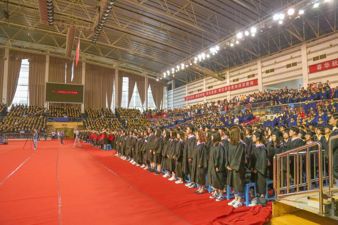 我们毕业了的感人事件,学生们毕业了感动哭了