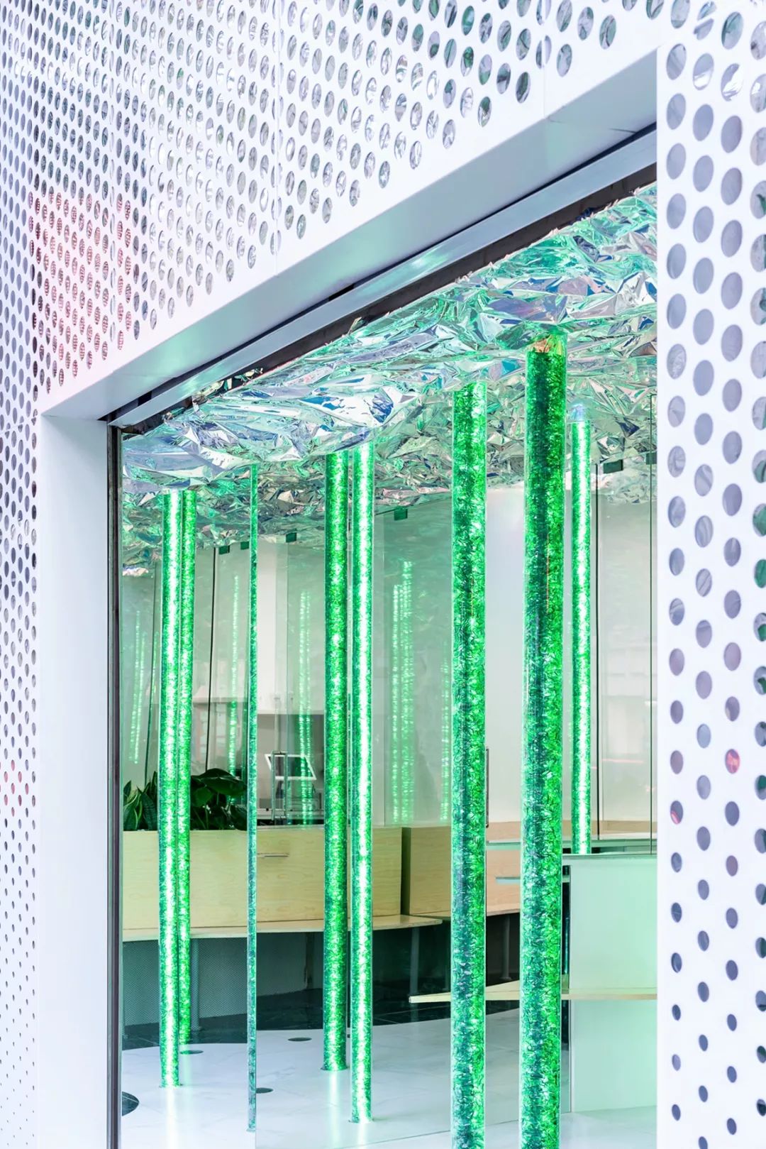 夏天来喝夏天的一杯奶茶,夏天在森林里喝咖啡