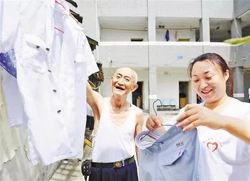 洗衣机里加上它陈年污垢全出来了,洗衣机污垢和霉菌危害