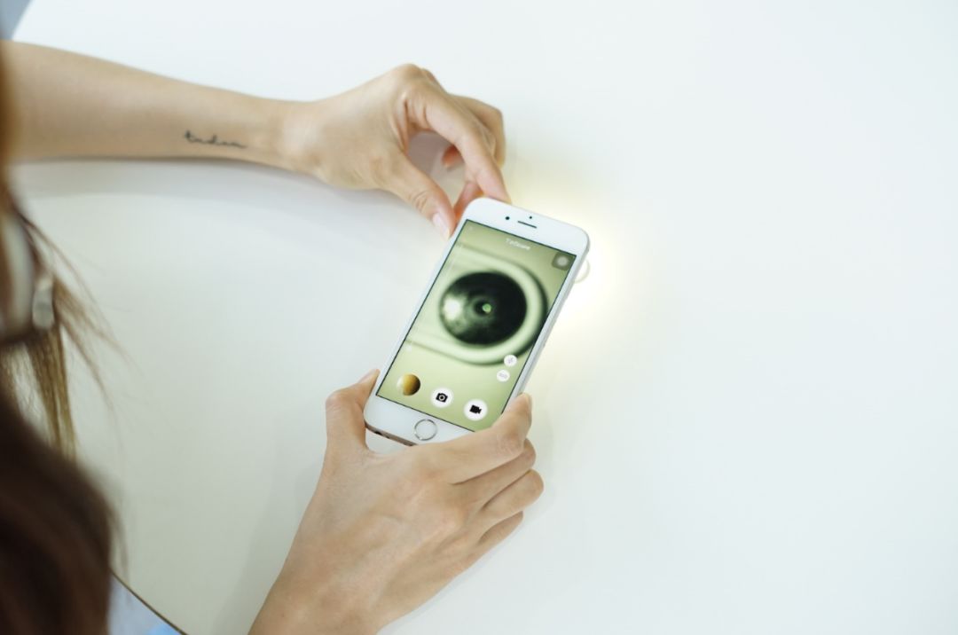 贴上它手机镜头秒变显微镜,贴在手机上的显微镜