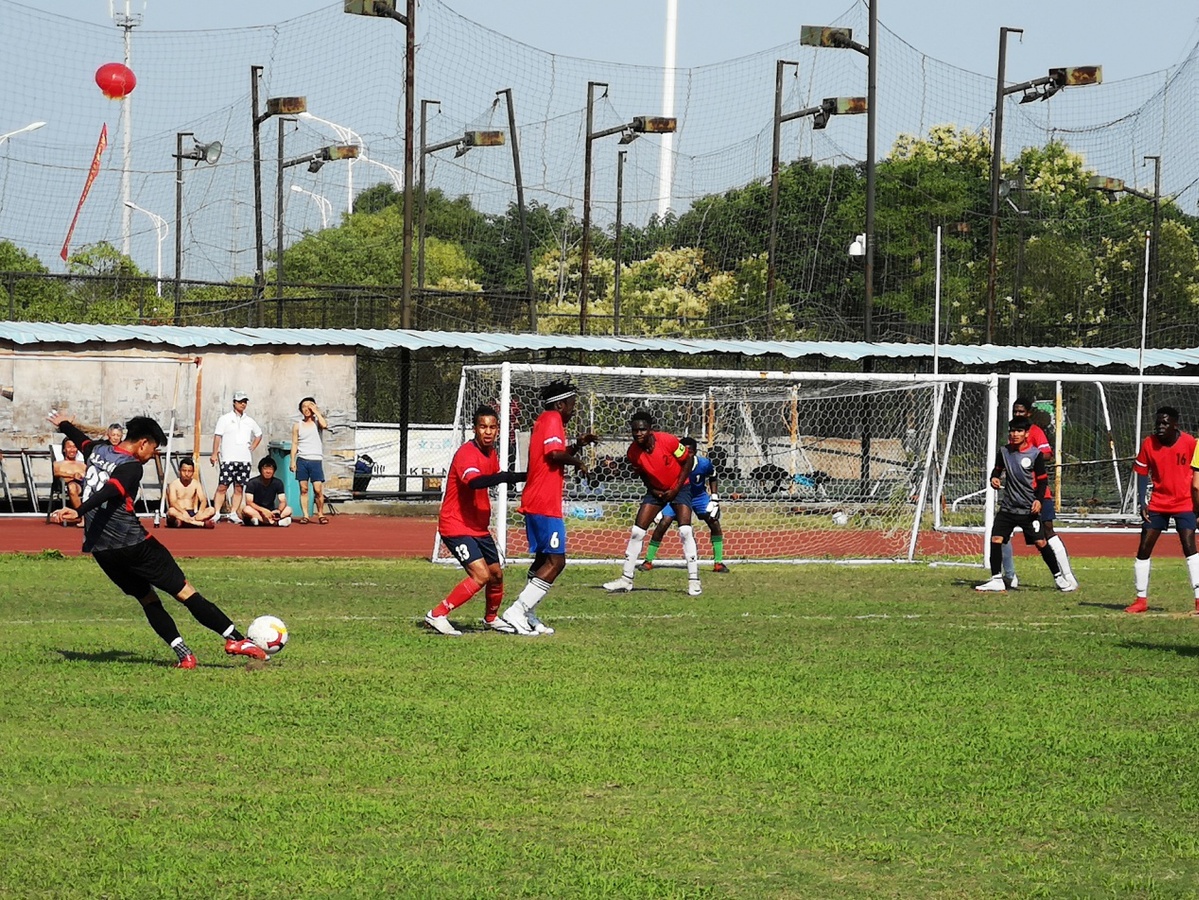 这支外籍友人足球队超牛连续蝉联两届南通中外友好足球邀请赛冠军