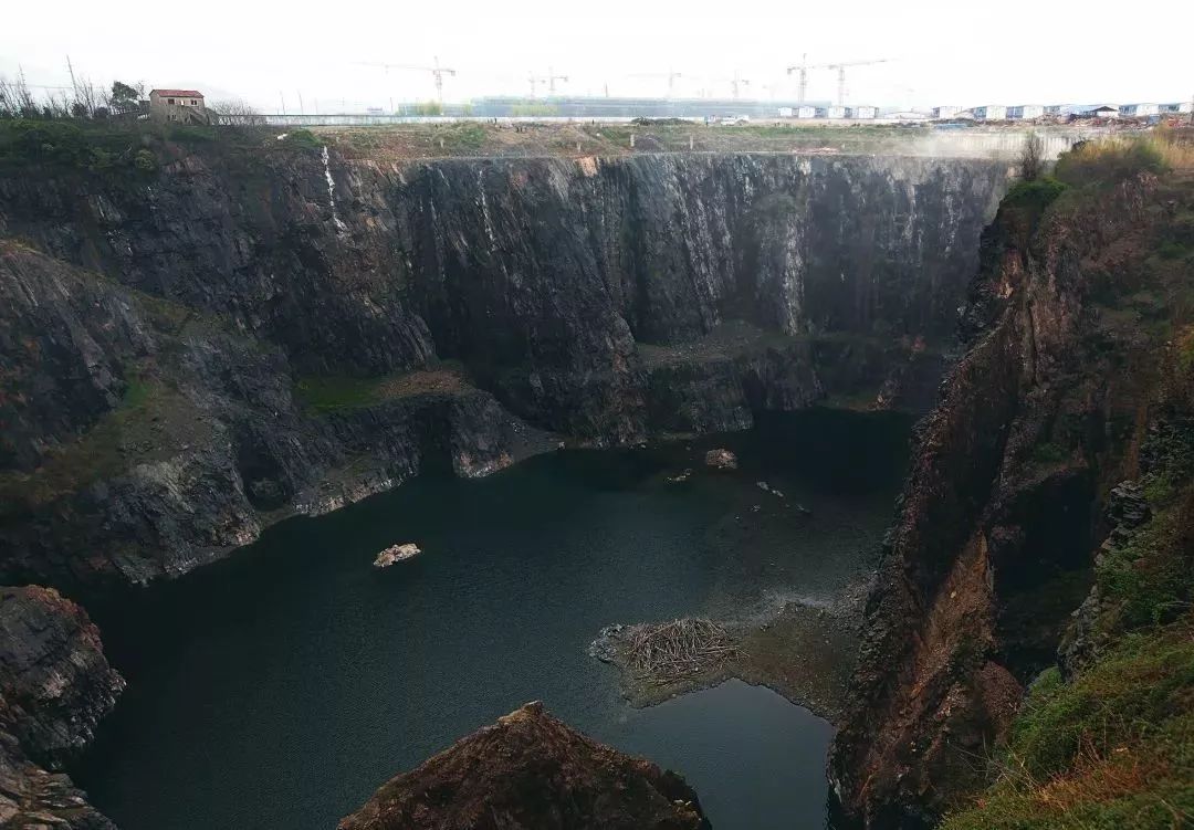 中国深坑酒店建造,为什么深坑酒店被称为建筑奇迹