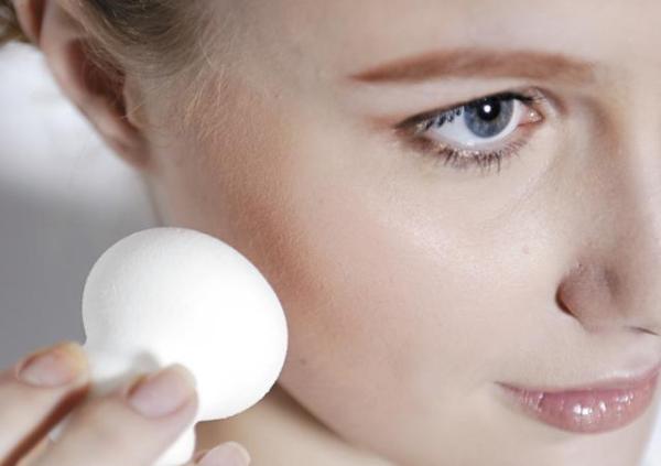 夏天脸上出汗多该如何上妆不脱妆,夏天出油脱妆适合什么补妆