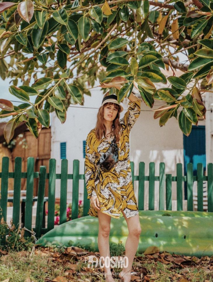 关晓彤穿绿丝绒裙大波浪,慵懒小黑裙关晓彤同款