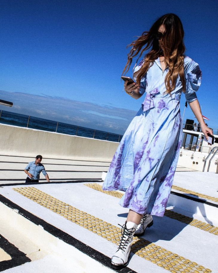 关晓彤穿绿丝绒裙大波浪,慵懒小黑裙关晓彤同款