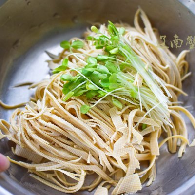 香椿芽豆腐皮怎么做好吃,别再出去吃了润饼自己做更好吃