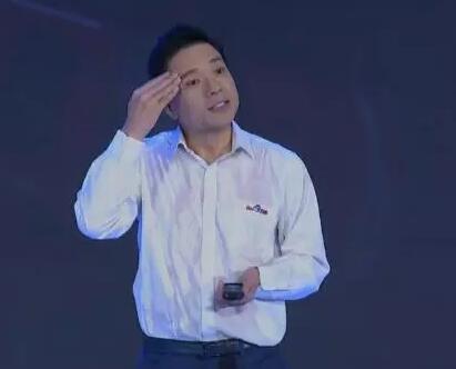 李彦宏演讲被泼水内幕曝光：泼水人身份信息遭扒微博“直男上树”直播泼水百度董事长李彦宏为何遭泼水