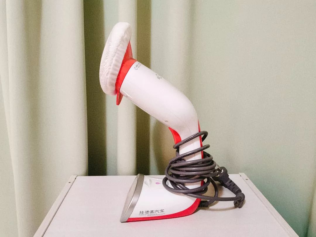 怎么用烫板夹熨衣服,用简易工具熨衣服