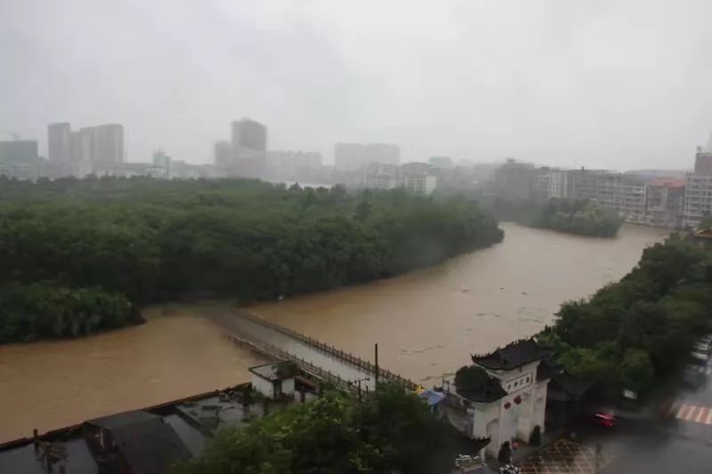 西渡镇3个村庄被淹900余名群众被困衡阳县公安闻“汛”而动紧急救援!