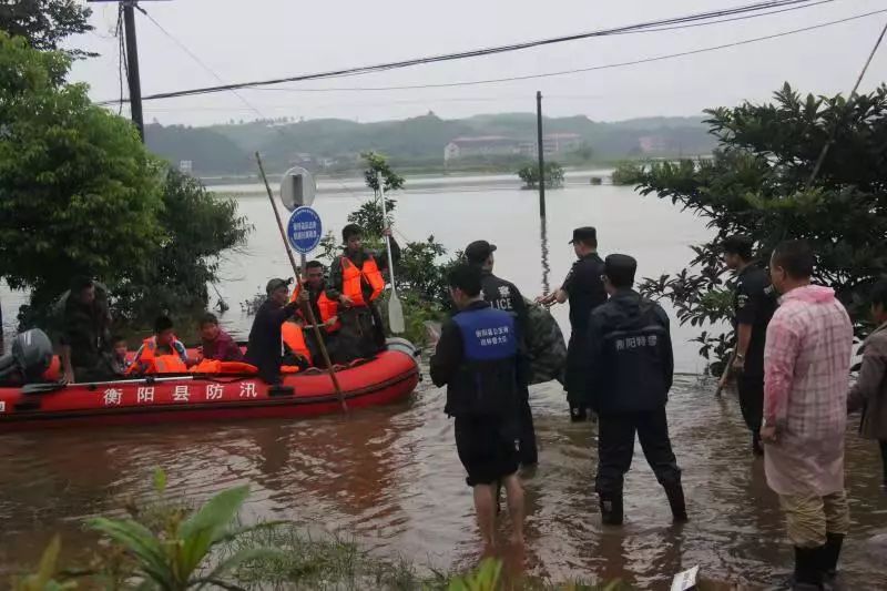 西渡镇3个村庄被淹900余名群众被困衡阳县公安闻“汛”而动紧急救援!