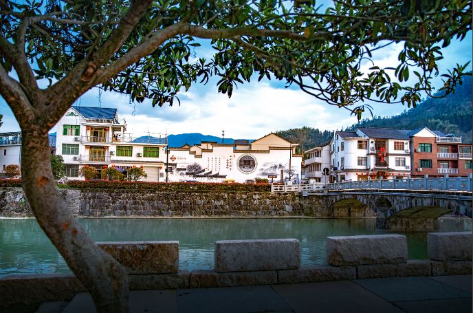 可以大快朵颐的野生溪鱼，矿物质养生的古温泉！杭州这个村还美成一幅画…