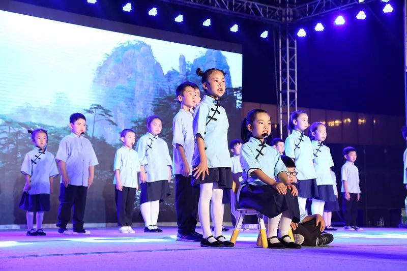 辉煌70载，娃娃送华章——我区举行喜迎建国七十周年消夏晚会