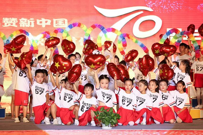 辉煌70载，娃娃送华章——我区举行喜迎建国七十周年消夏晚会