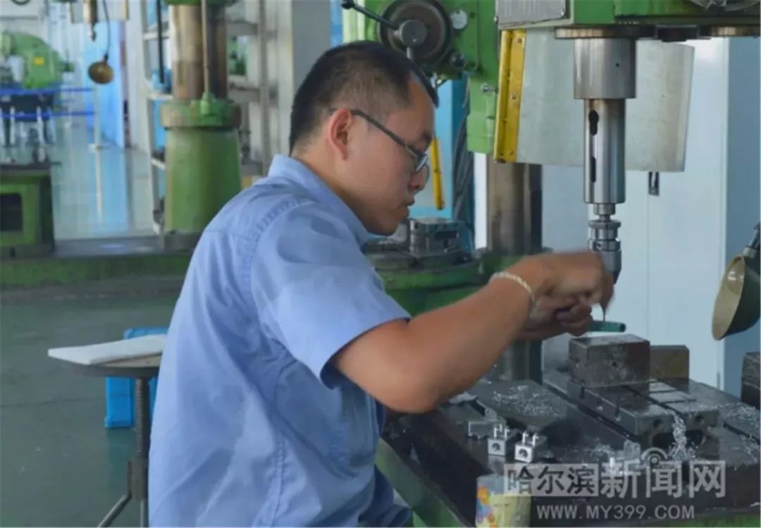 他们在高温的天气下仍然坚守岗位,他们的夏天完整版