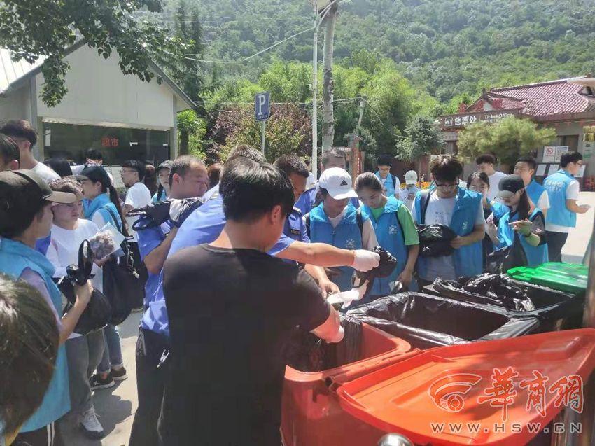 秦岭捡垃圾活动响应众多游客：建议培养市民良好习惯