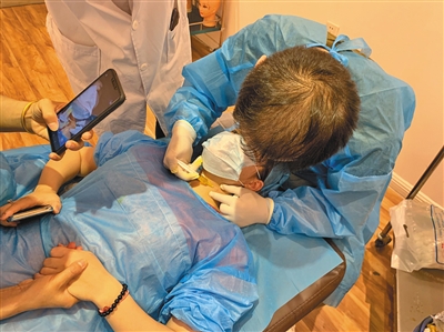 男记者*底卧**微整形速成班：开课首日就让学员互相扎针练习