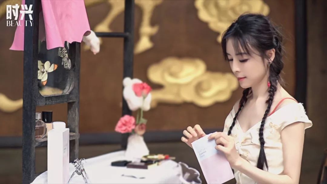 61岁高龄上演“婆孙恋”，坐拥上亿身价，这个老奶奶也太酷了吧