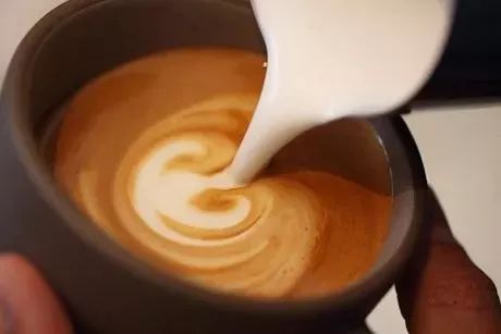 咖啡牛奶品牌怎么选,咖啡加什么样的牛奶才合适