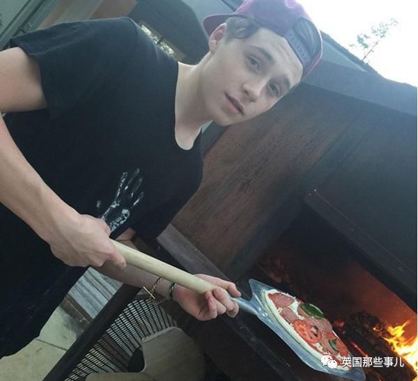 贝克汉姆三个儿子最新消息,贝克汉姆大儿子小时候身体差