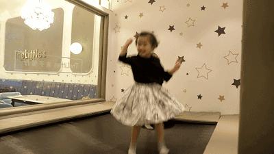 小孩游乐场网红秋千折断颈椎,18岁女孩玩蹦床摔倒瘫痪