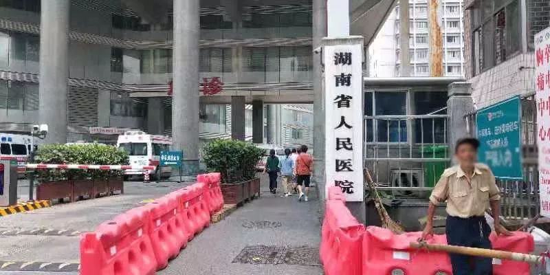 男子做痔疮检查碰到大学同学,男人去医院强行检查痔疮