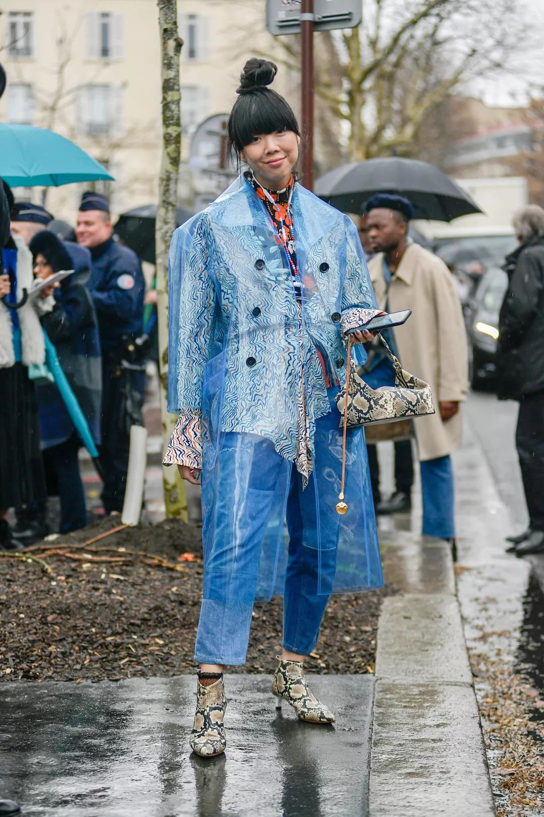 刘雯斜挎休闲包,今年流行的刘雯同款包