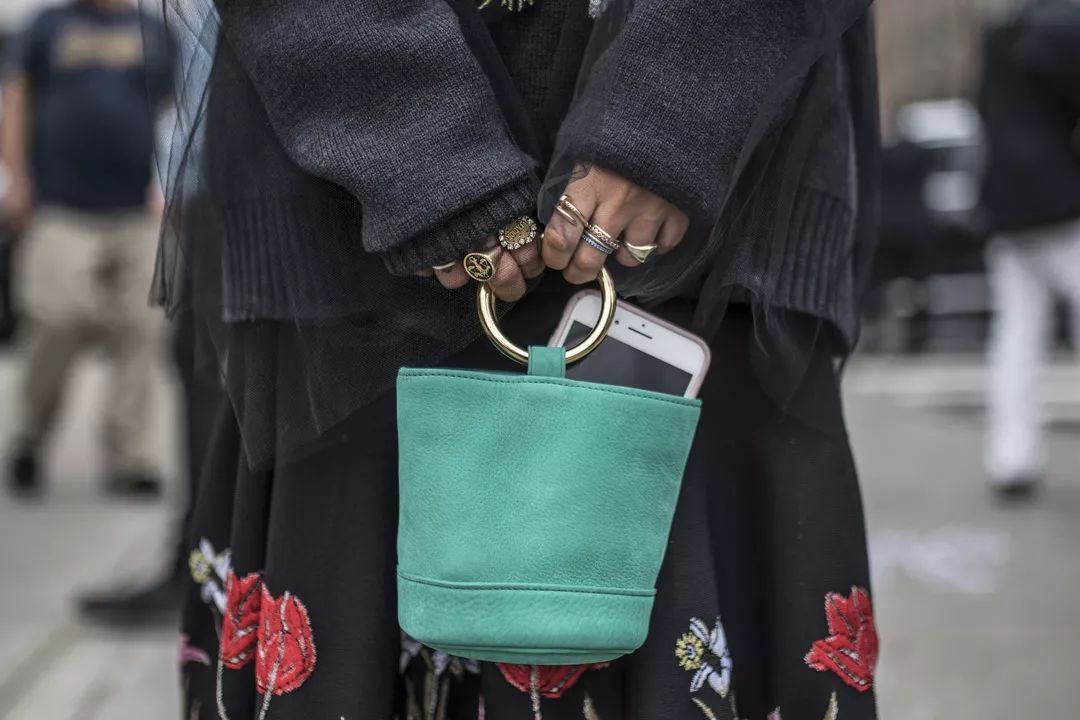 刘雯斜挎休闲包,今年流行的刘雯同款包