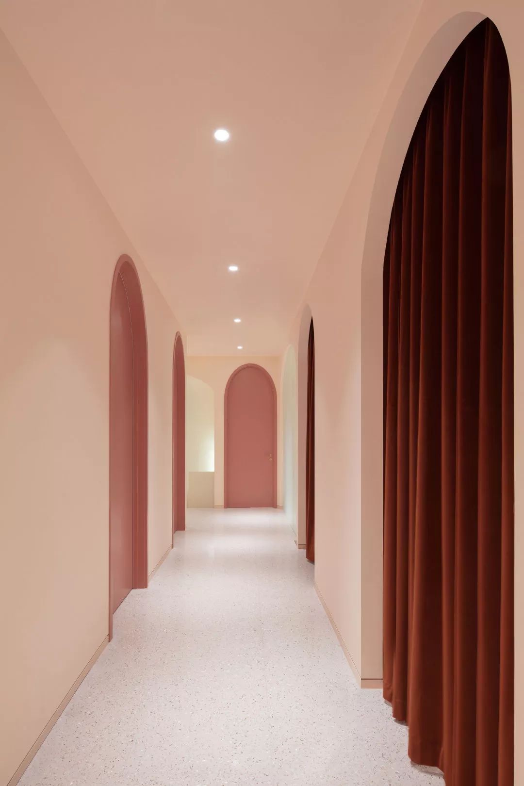 拒绝花哨！建筑师CP孙大勇×万书言，携手打造洞穴式美容院