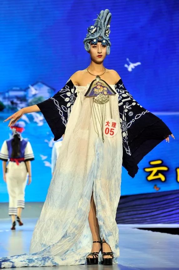 德宏五种少数民族服饰走秀音乐,云南少数民族服饰秀