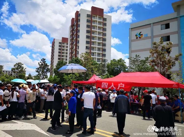 红路彩旗舞易地搬迁擂战鼓