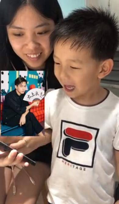 何洁儿子七宝展示才艺,何洁和七宝合影