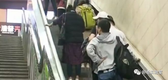 电梯扶手为什么比电梯快,电梯的扶手为什么比脚下站的要快