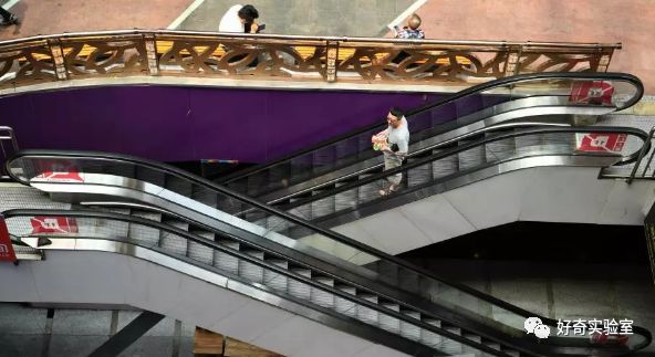 电梯扶手为什么比电梯快,电梯的扶手为什么比脚下站的要快