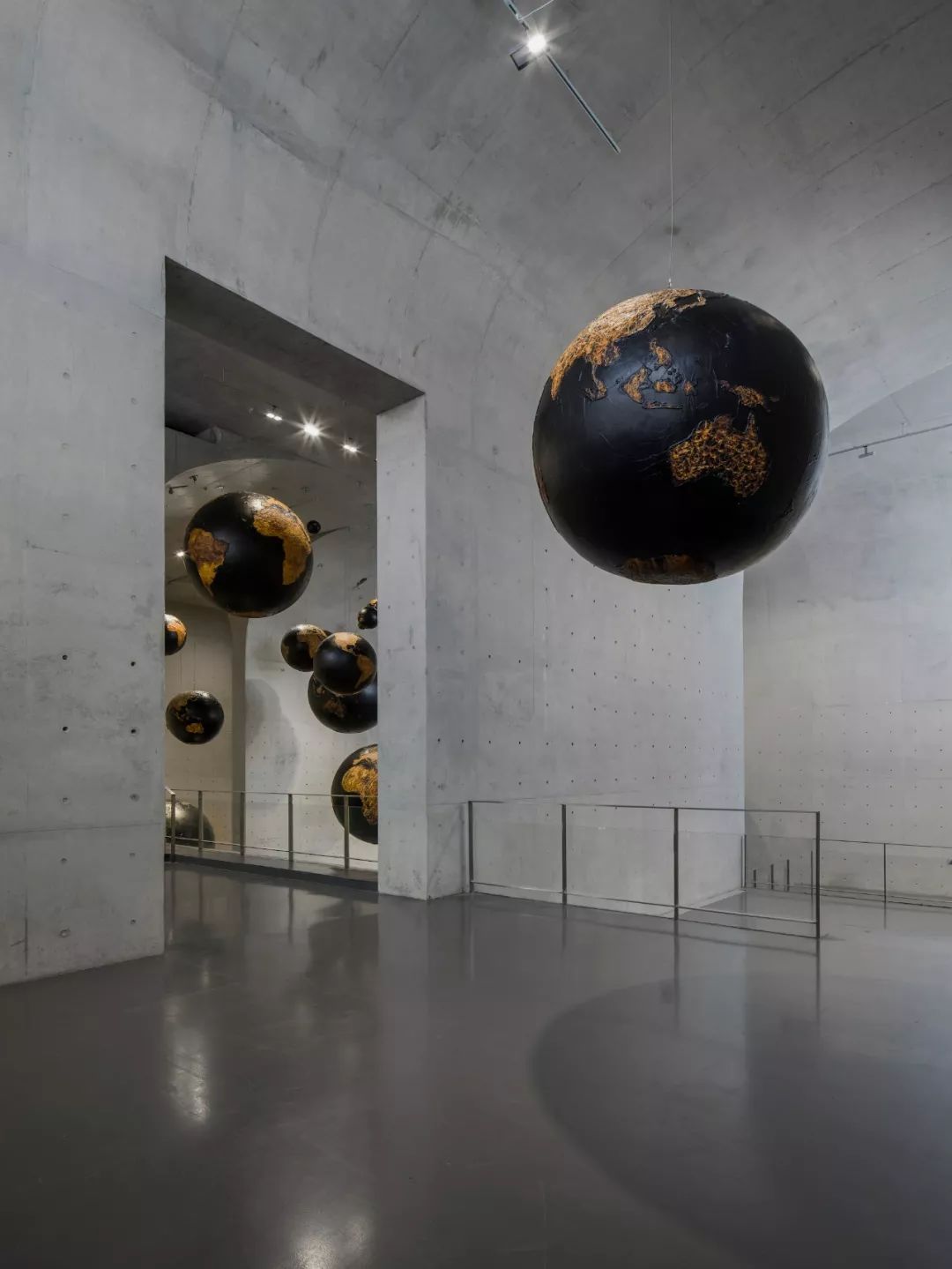 叛逆不羁的夜店咖，如何创造艺术市场奇迹？