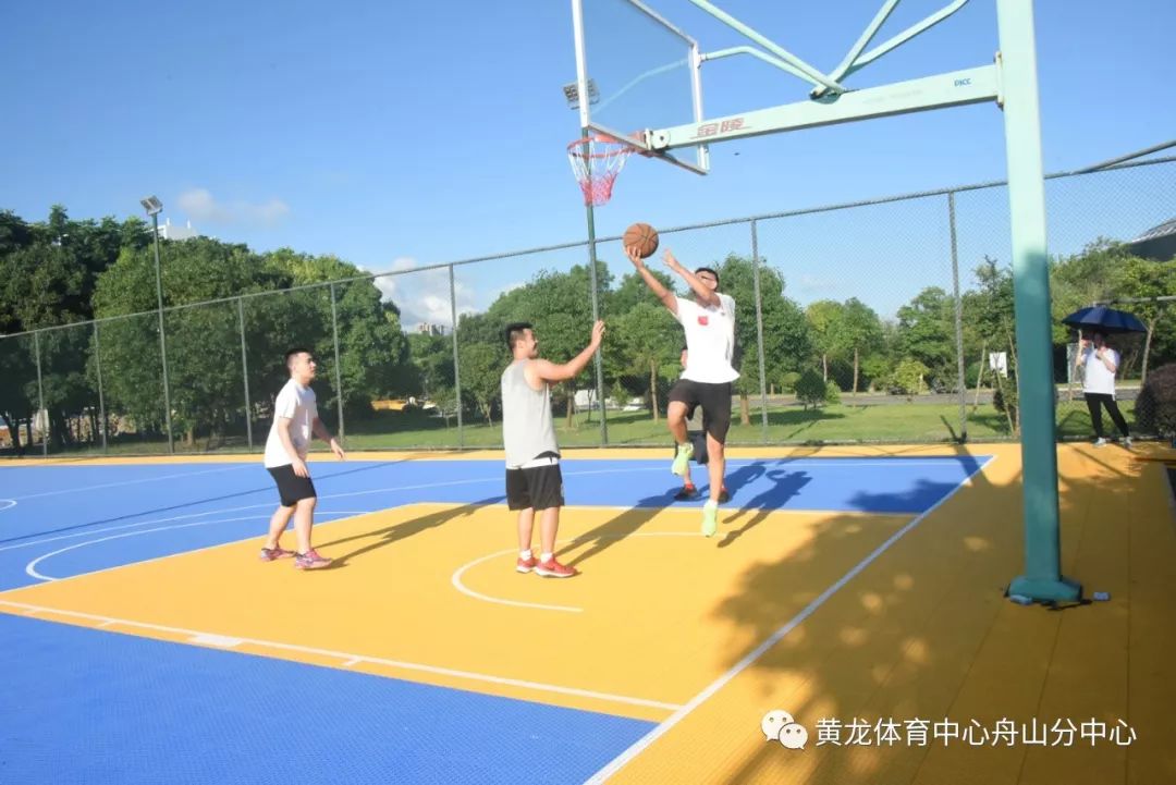 黄龙体育中心近日视频,黄龙体育中心室外篮球场