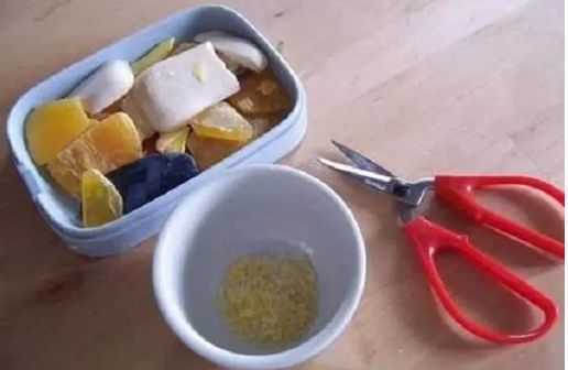 马桶底部玻璃胶发黑长霉？用84+牙膏，轻轻一抹洁白如新