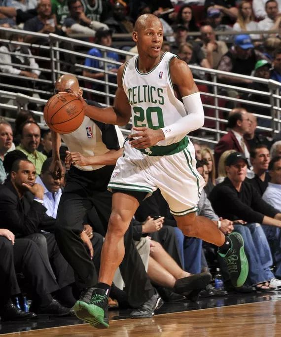 中国男篮拿2个金牌,中国男篮最新上脚球鞋