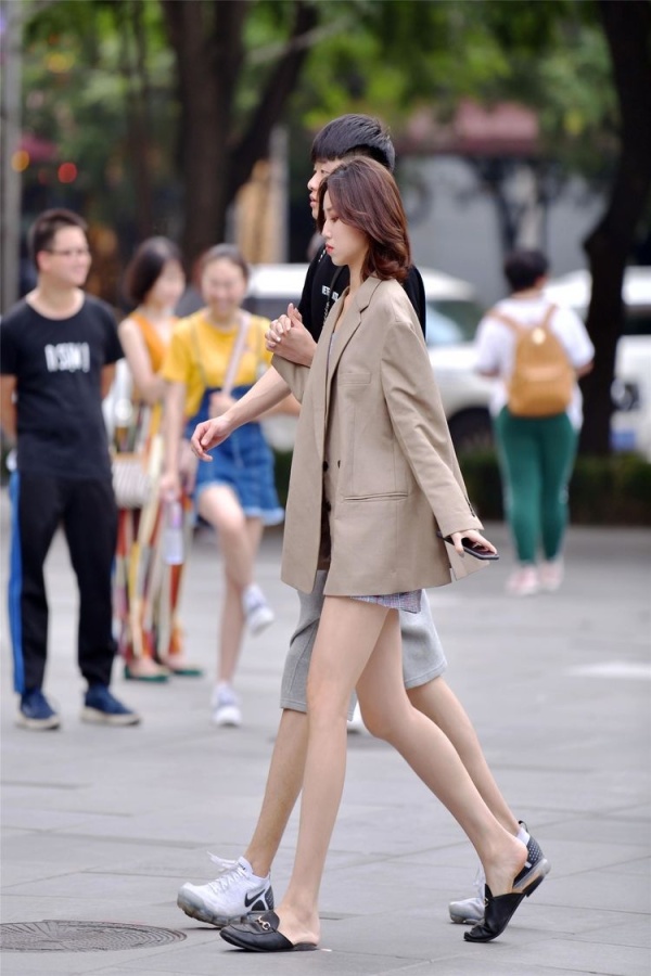 街拍小姐姐黑色穿搭视频,街拍牛仔短黑色裤穿搭女