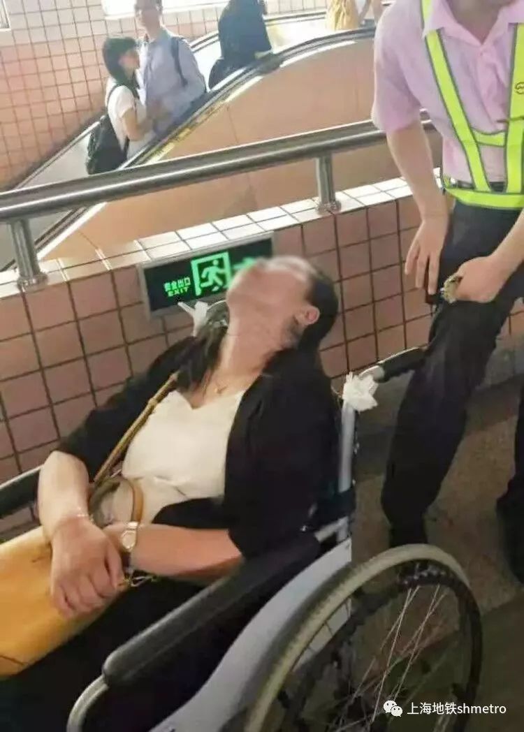地铁乘客晕倒暖心一幕,女乘客地铁突然晕倒众人暖心相助