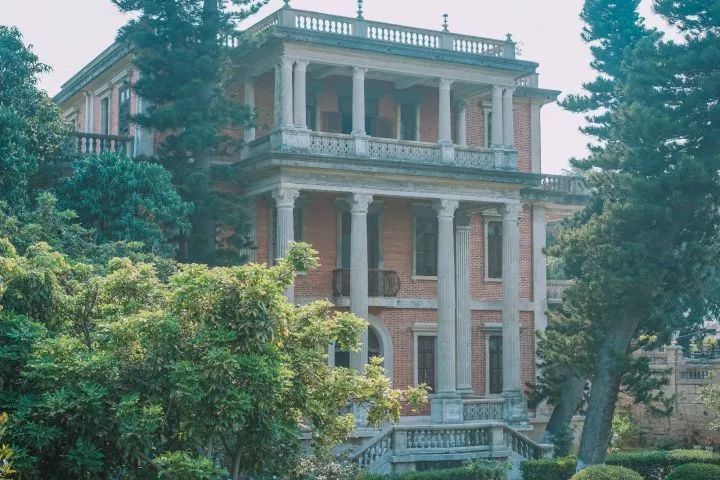 对厦门鼓浪屿景色的描写,鼓浪屿在厦门的哪个地方