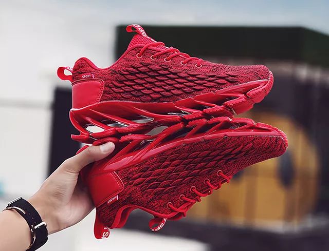 一双鞋竟装上28片“刀锋”弹簧？！穿上暴走跳跃，感觉能起飞了