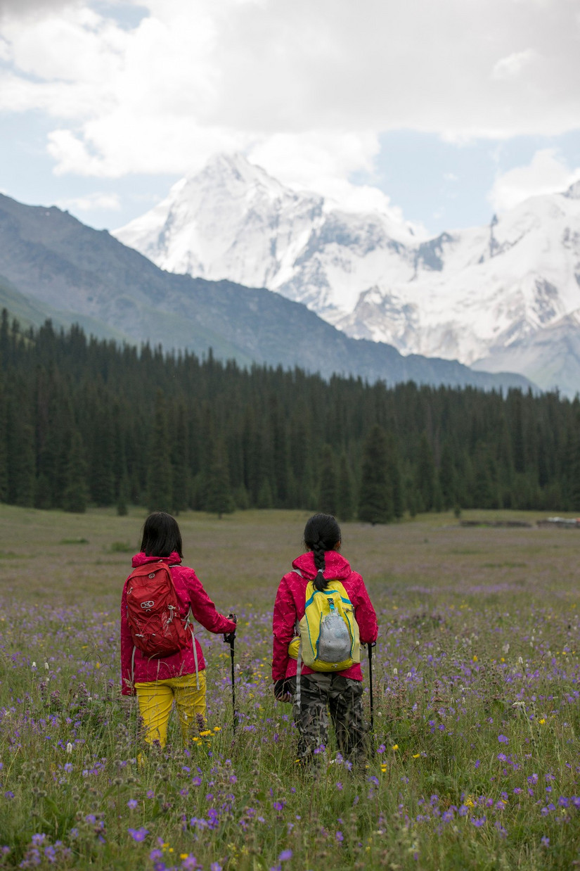 伊犁那拉提旅游冲锋衣穿搭,新疆伊犁风景冲锋衣