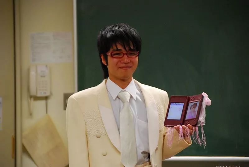 如果真的爱上了纸片人怎么走出来,爱上纸片人有多难过