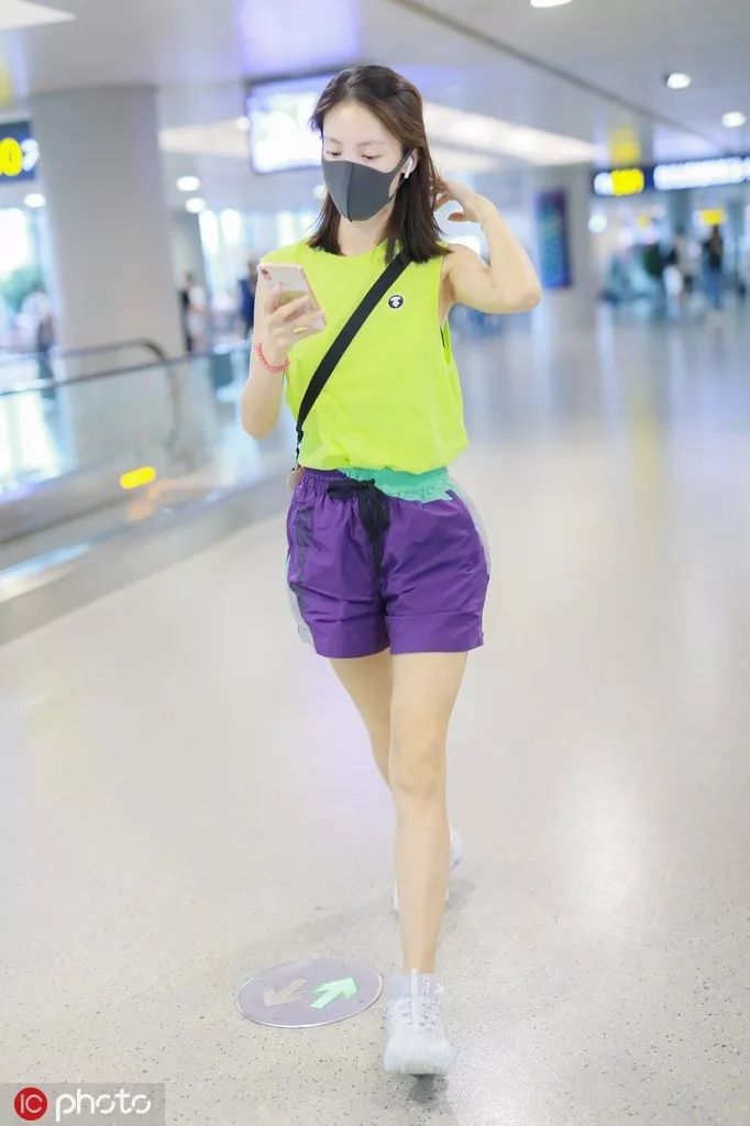 宋茜的衣服为什么这么高,宋茜一身醒目的白色套装